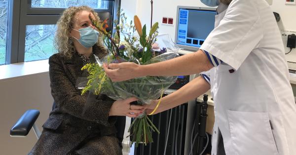 KNO-patient ontvangt bloemen van arts