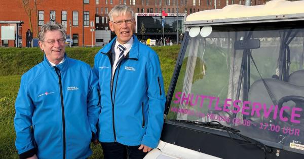 Foto van chauffeurs Luc Batterink en Marcel van Wely van de Shuttleservice