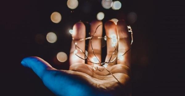 Column Carolien Burghout: hand met lichtjes