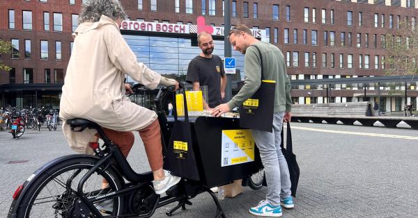 Foto van een bakfiets vol boeken op het Voorplein