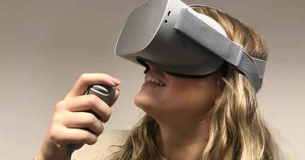 Afbeelding: iemand met een VR-bril op