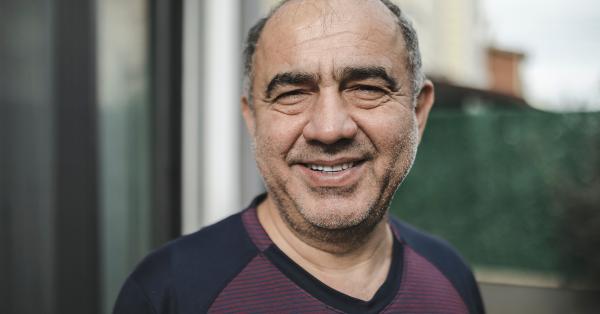 Foto van een man met een migratie-achtergrond