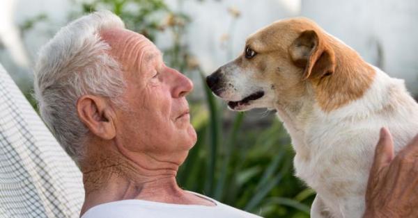 Man met hond op schoot