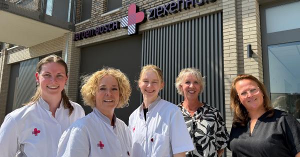 De collega's van JBZ Dichtbij bij de ingang van de nieuwe locatie in Zaltbommel