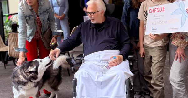 Foto van een patiënt die zijn hond ontmoet bij het ziekenhuis