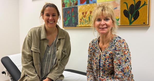 Een foto van Marieke en haar collega in een spreekkamer