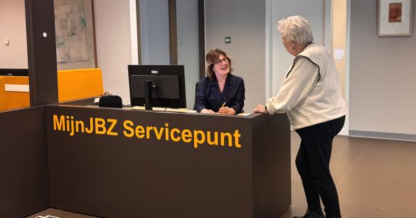 Medewerker MijnJBZ servicepunt in gesprek met patiënt