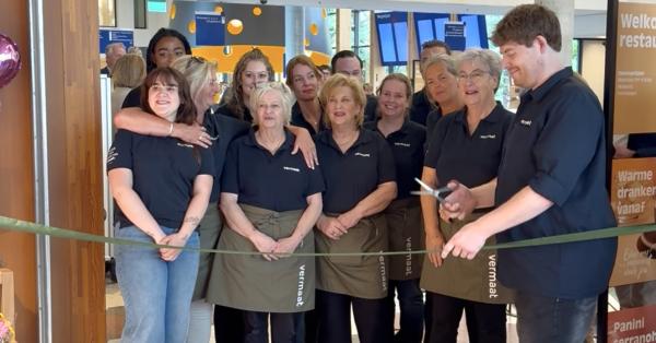 Collega's vermaat knippen lint door