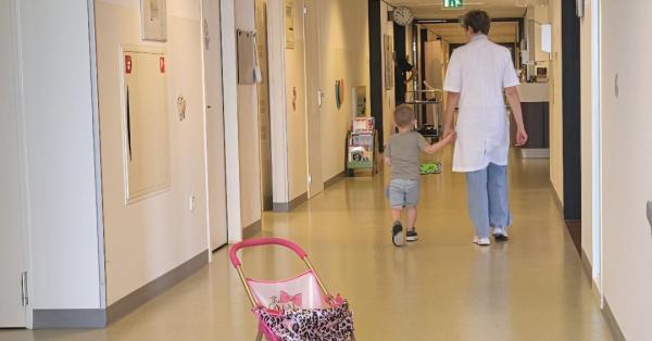 Medisch pedagogisch zorgverlener in gang met patient