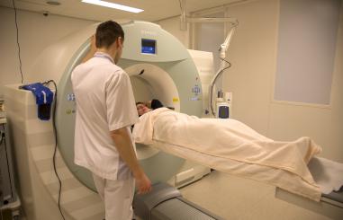 Patiënt krijgt een PET-CT scan