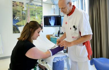 afdelingen gipskamer verwijderen gips vrouw