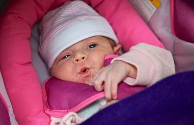 Baby in maxicosi op de verpleegafdeling A5 Noord