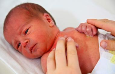 Baby op aankleedkussen afdeling verloskunde