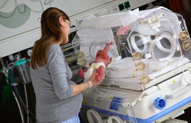 Moeder haalt baby uit couveuse