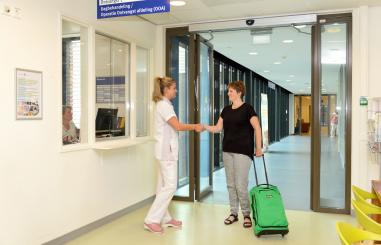 Verpleegkundige verwelkomt patiënt op de dagbehandeling