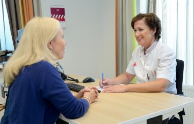 Gesprek in spreekkamer polikliniek