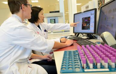 Zorgverleners overleggen in het laboratorium Klinische Chemie en Hematologie