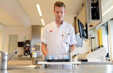 Laborant van het laboratorium Pathologie aan het werk