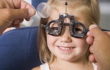 Optometrie bij een kind bij polikliniek oogheelkunde