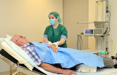 Patiënt wordt geopereerd aan zijn hand op de Poliklinische Operatiekamer