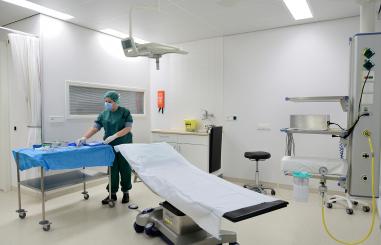 Zorgverlener bereidt een operatie op de Poliklinische Operatiekamer voor.