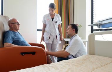 Zorgverlener geeft uitleg aan patiënt over zijn knie