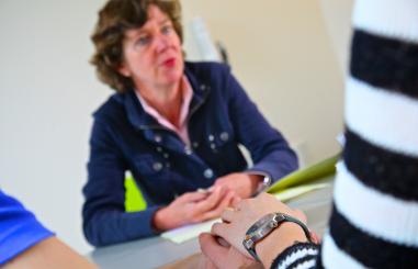 Maatschappelijk werker in gesprek met een koppel bij het Centrum Voortplantingsgeneeskunde