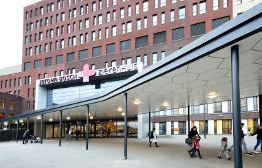 aanzicht ingang Jeroen Bosch Ziekenhuis met overkapping