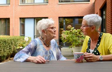 Patiënt praat bij met bezoek 