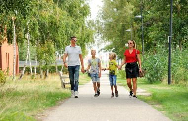 Gezin met twee jongens buiten het ziekenhuis