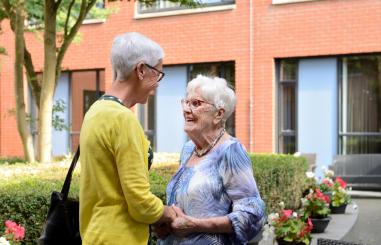 twee oudere vrouwen binnentuin