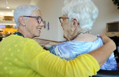 Algemeen twee oudere vrouwen op de boulevard, knuffel