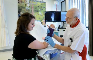 Behandeling onderarm gips aanleggen bij vrouw op gipskamer 