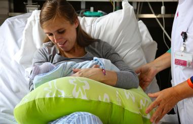 Moeder geeft borstvoeding