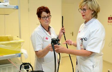 Endoscopieverpleegkundigen met endoscoop