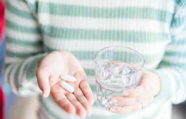 Medicijnen in hand