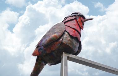 vogel op monument