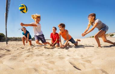 Kinderen op het strand volleybal