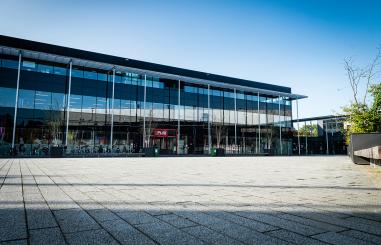 Voorkant van het Sport Medisch Centrum, ingang De Plek