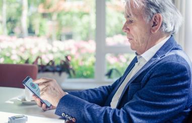 Man en vrouwen bekijken MijnJBZmap op tablet