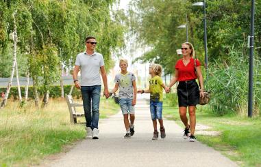 Gezin wandelt in de tuin van het JBZ