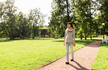Zwangere vrouw wandelt in park