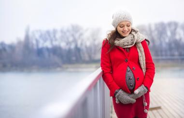 Zwangere vrouw in winterkleding