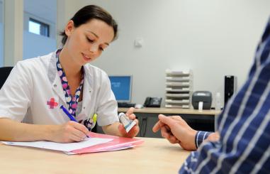 Apothekersassistente intakegesprek met patiënt