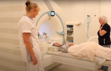 Meisje in de MRI-scanner