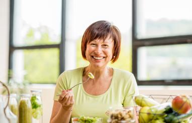 overgang vrouw met gezonde voeding