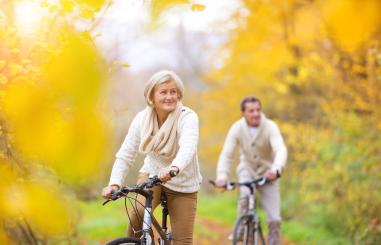 overgang vrouw op fiets met partner