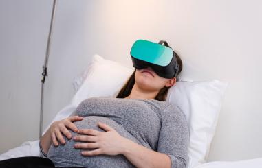 Zwangere vrouw met VR-bril