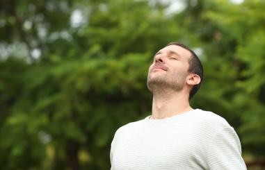 Foto van een man die buiten ontspanning vindt