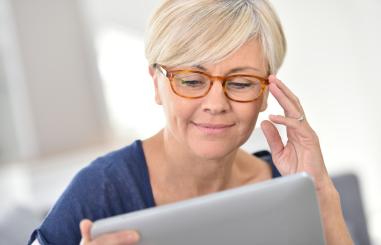 vrouw kijkt op haar tablet